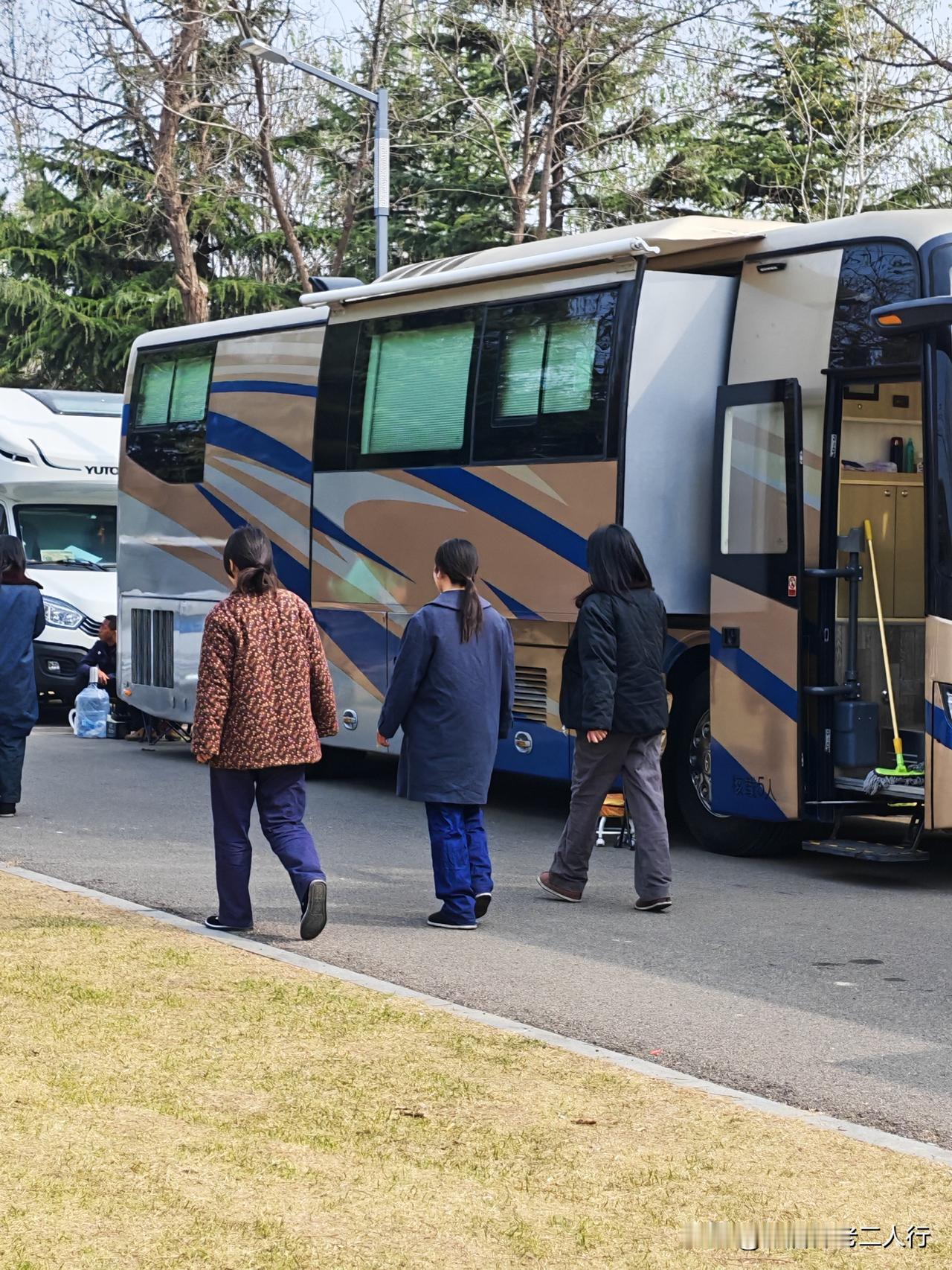 今天在潍坊北辰白浪河湿地偶遇井柏然。

早晨去北辰湿地遛弯，昨天拍电视剧《家有七