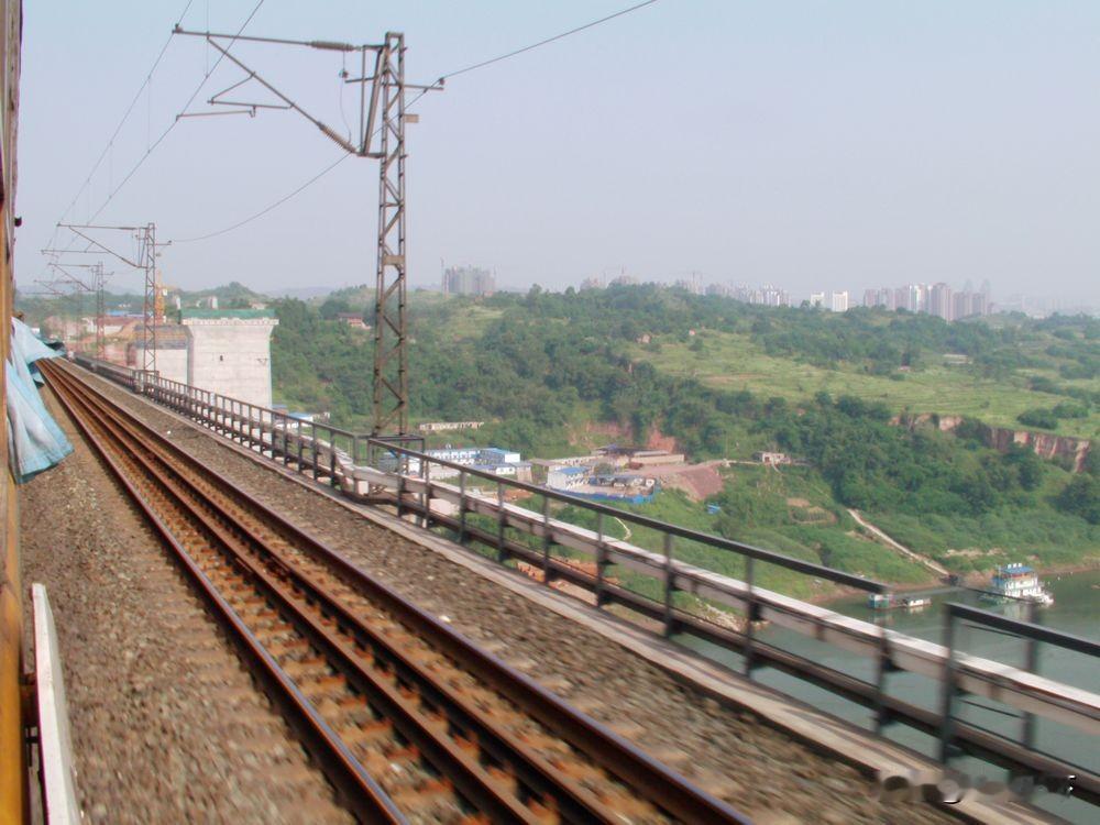 同一片地方相隔十几年的变化，图1是2011年坐火车经过渝怀铁路井口嘉陵江特大桥所