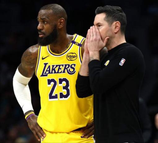 湖人连败时，雷迪克：詹姆斯出战背靠背对球队不一定是好事。
湖人连胜时，雷迪克：希