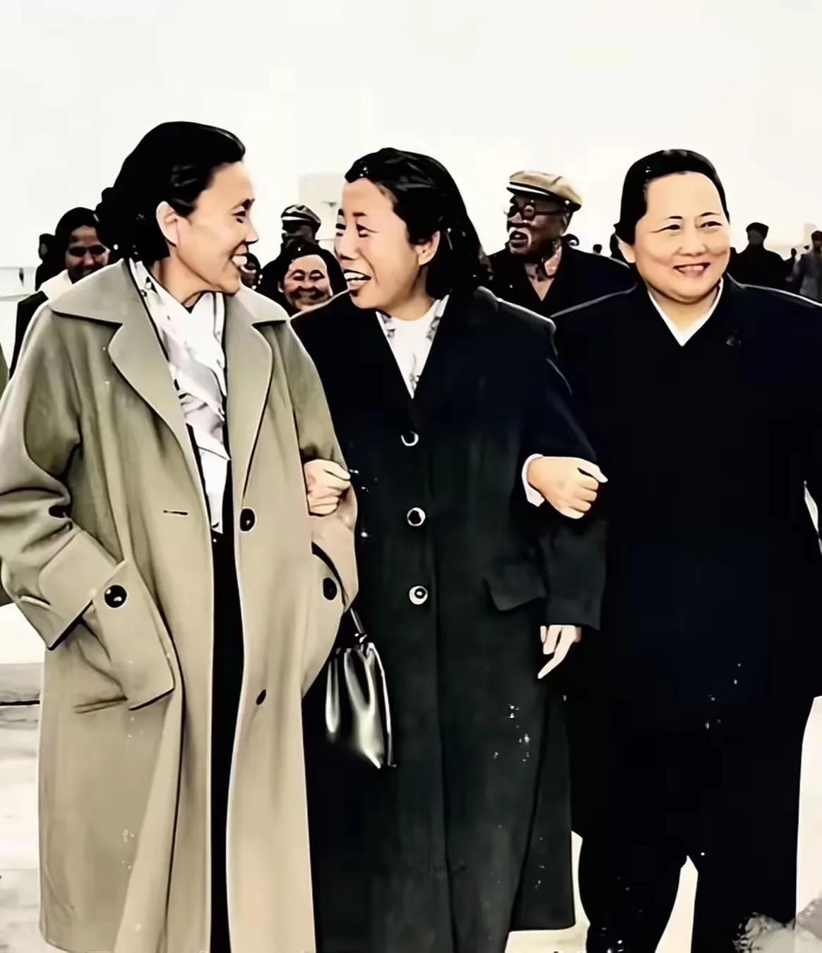 这是非常值得我们敬重的三位革命前辈，最右面那个是宋庆龄女士，中间是我们敬爱的周总