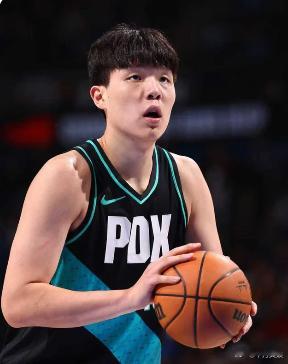 杨瀚森11月3日决定第三年选项 首轮16号秀的标签，本身就带着两层账：篮球层面是