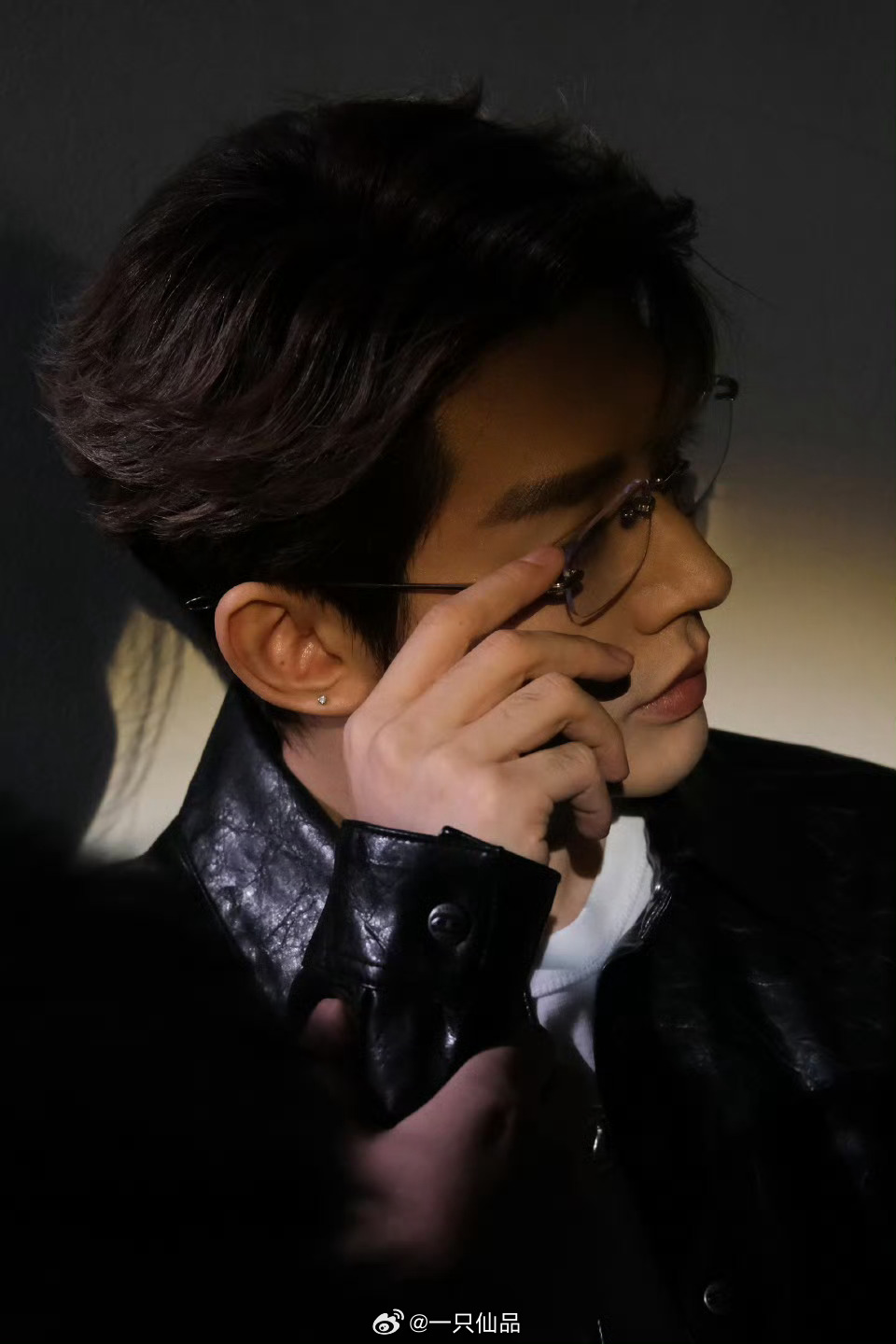 邓为最新营业，黑色皮衣造型简直帅出天际，魅力简直让人无法抵抗呀，每一张像是高级杂