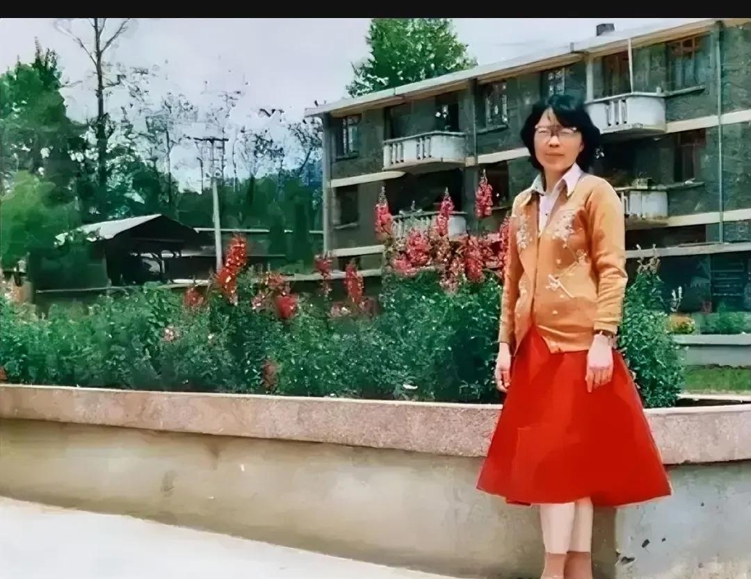 1989年，张桂梅年轻时，留下的一张老照片，镜头中的她穿着红色的裙子，戴着眼镜，