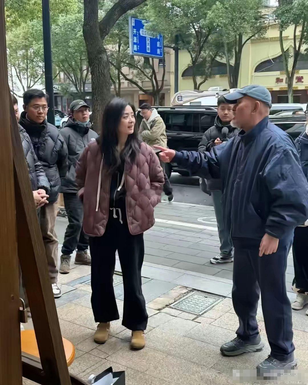 怎么没人说啊，蒋欣私下长这个样子呀 ​​​