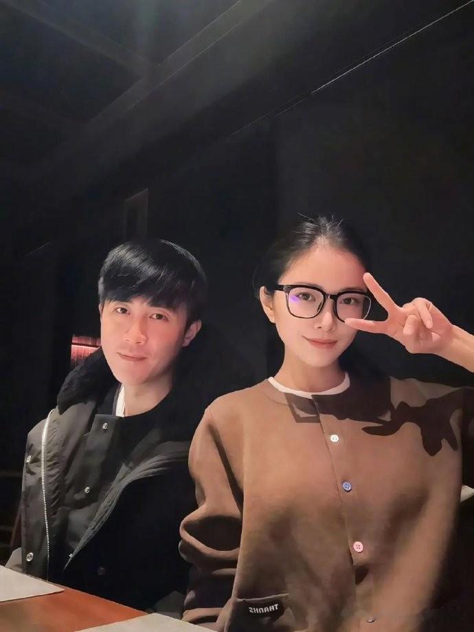 杜淳应该是娱乐圈最幸福的男演员了吧。

基本没戏拍了，每天就出个“名字”，给他老