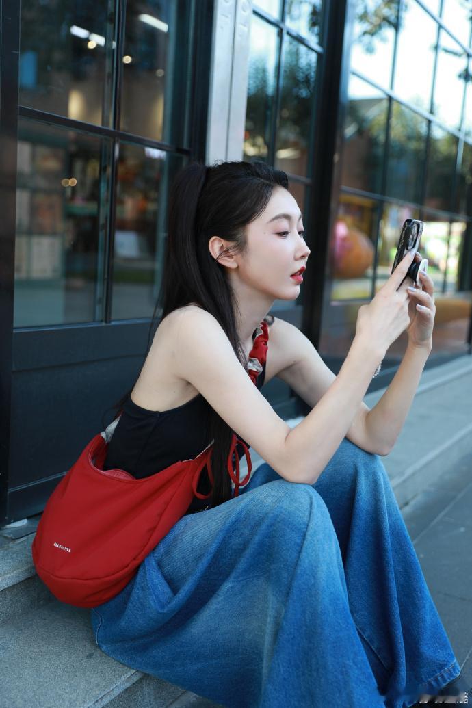  宣璐松弛感穿搭模板宣璐红黑撞色穿搭好绝宣璐这街拍松弛感直接拉满💫 挂脖黑背心