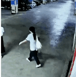 妈妈开车送女儿去上学，结果是送了个寂寞，急得女儿在车屁股后面跑[泪奔]