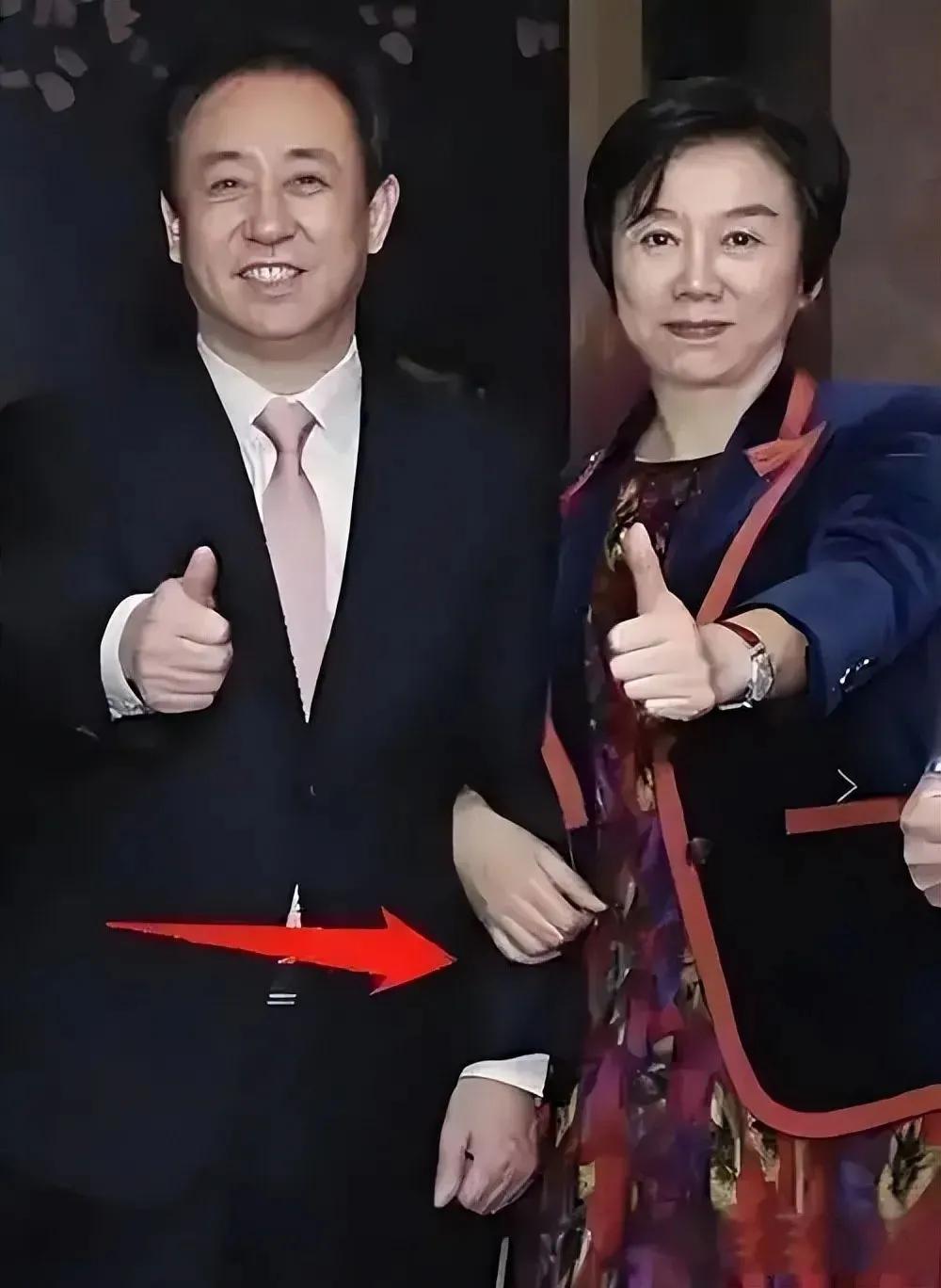 看到许家印无期判决，我手贱查了他前妻丁玉梅现状，一看直接愣了。

这姐们儿早跑英