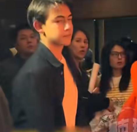 刘烨16岁的儿子诺一现身父亲新片首映礼，生图曝光后颜值火速冲上热搜。褪去童年稚气