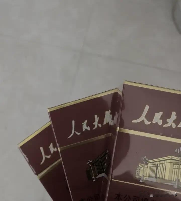 “有钱”跟“人品好”哪个更重要，这问题没绝对答案。
交朋友，人品是底线。我朋友老