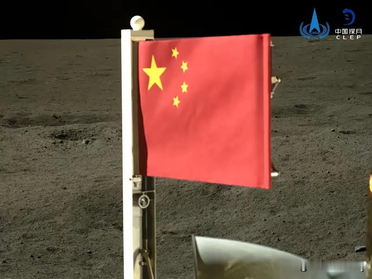 五星红旗已在月球上高高飘扬！当我仔细端详这面旗帜时，我注意到它与美国星条旗有所不