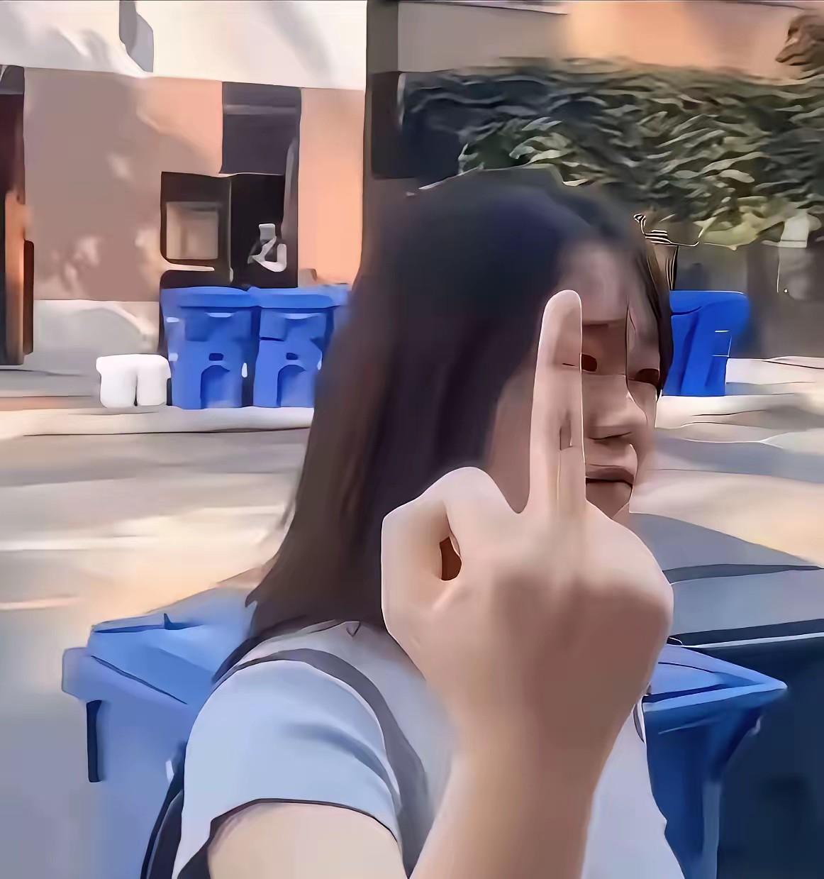 她竖起了中指
却赢得了全网的赞美
​这可能是唯一竖中指没有被骂的，这位日本女孩给
