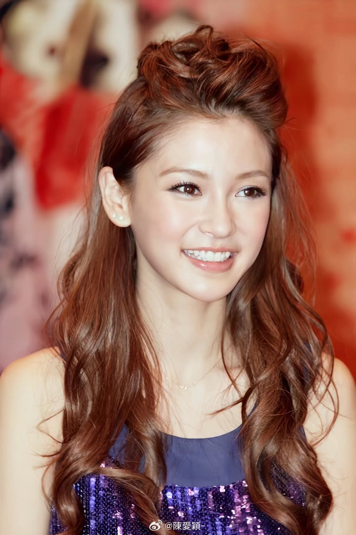 angelababy |杨颖 “天空依旧很蓝 花依旧很美 我也依旧在想你”​​​