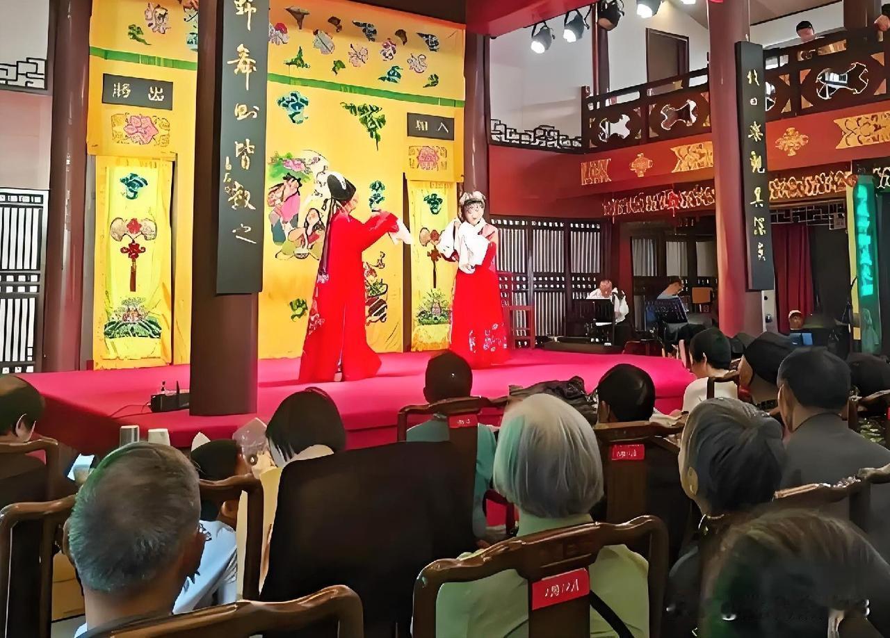 上联:岁月如歌情谱曲(头条)
下联:人生似戏爱登台(原创)
作者创作简析:(原创