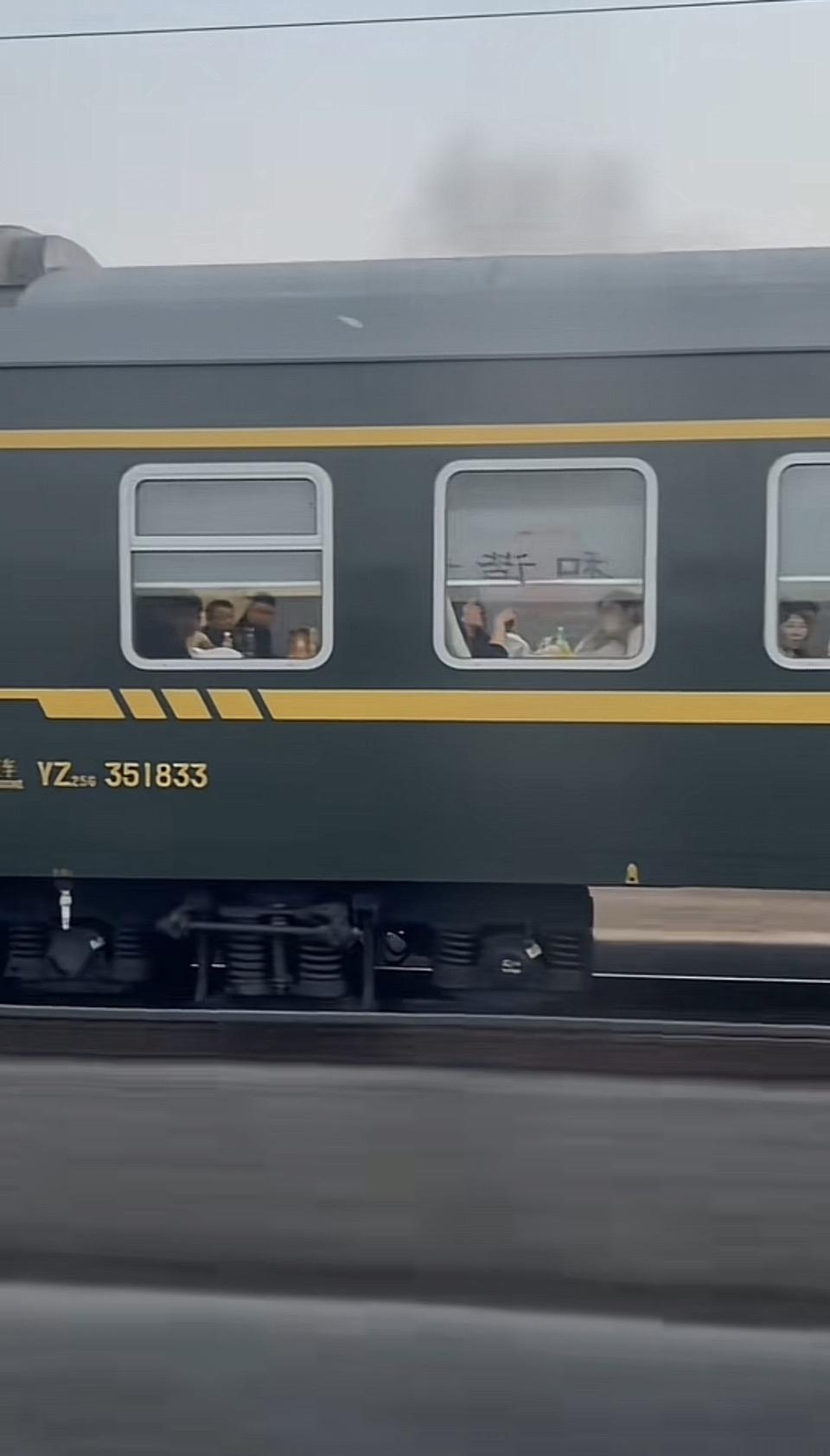 慢下来的时光里，绿皮车载着细碎的期待，驶向远方，也驶向归途。