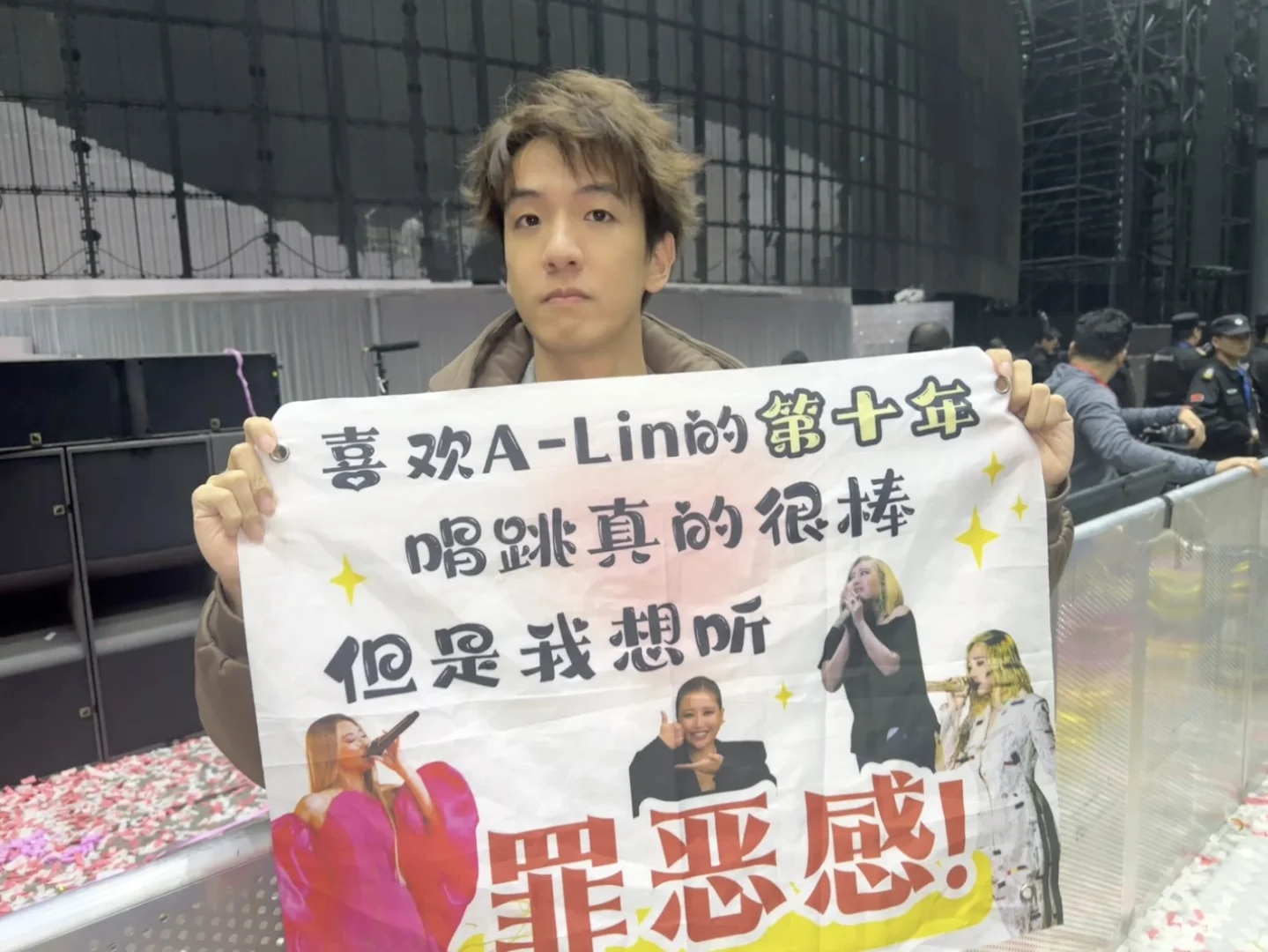 是谁既有签名手幅也有签名小卡啊