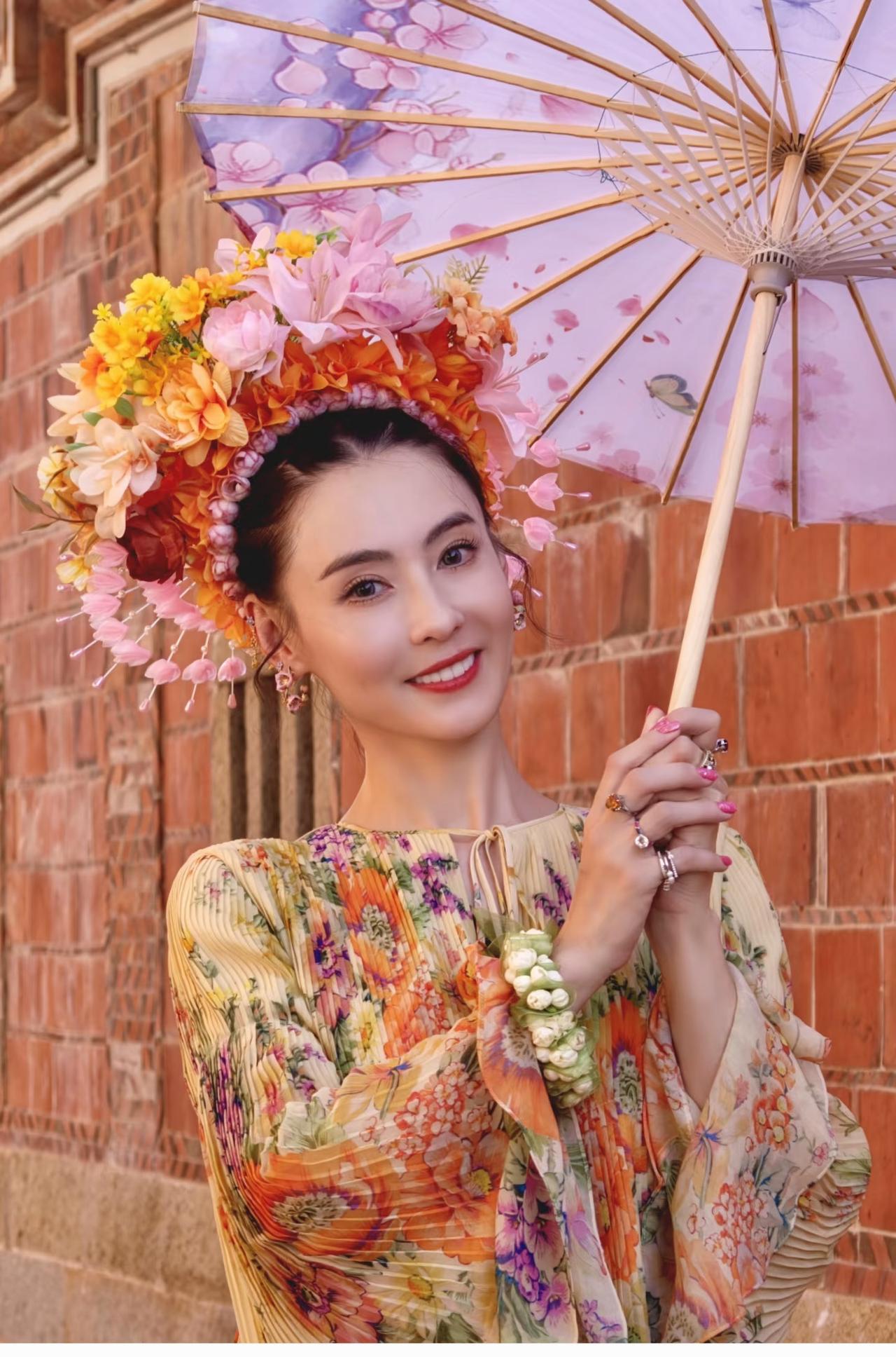 张柏芝被夸疯了， 不是新作品获得高热度， 也不是拿下高端商务代言，而是因为15岁