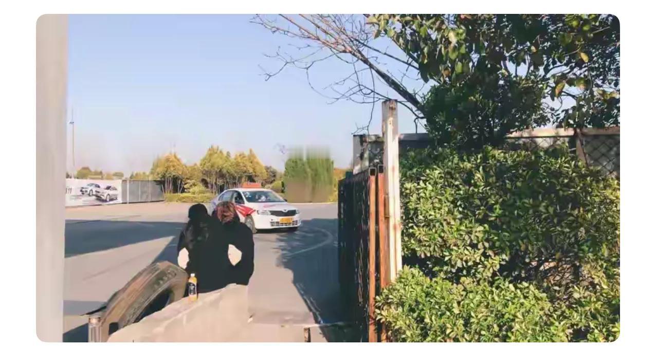 驾校女学员练车遭教练多次辱骂，忍无可忍她一脚急刹摔下车门：“把钱退我，我不学了！