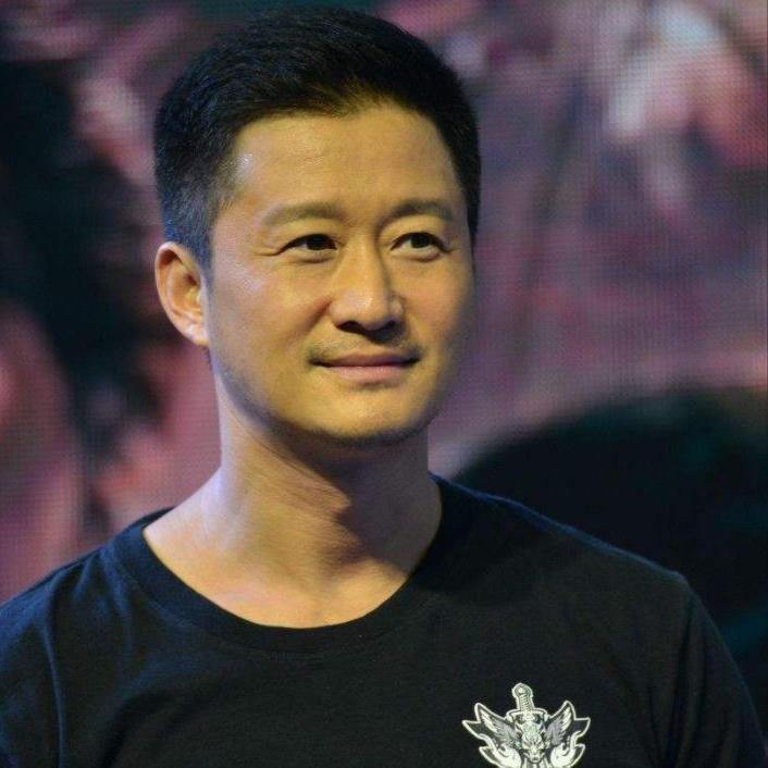封神电影拍摄的时候，吴京去探班，见到年轻演员的训练，非常苦，就对他们说，每个人的