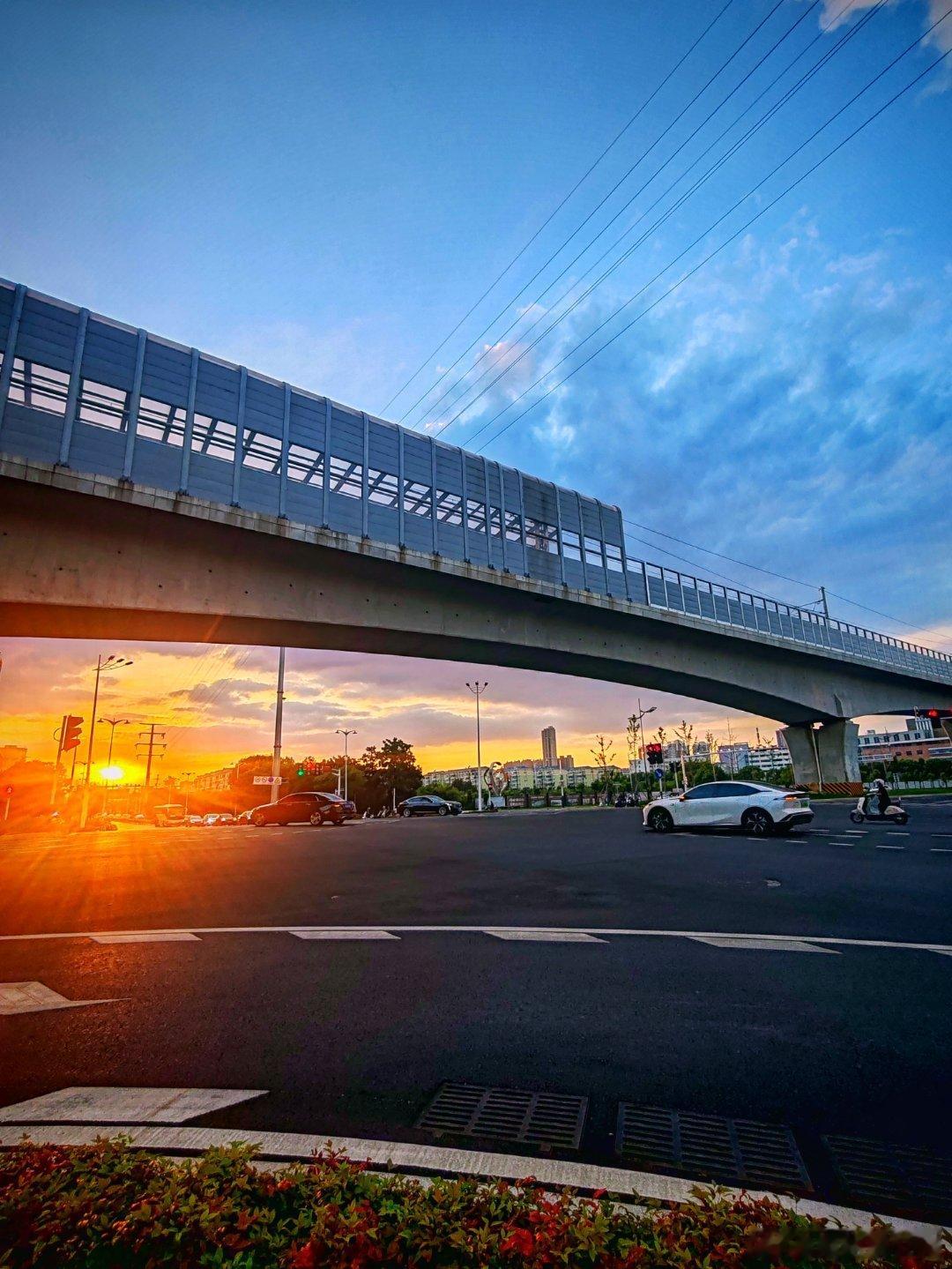 手机摄影 ﻿ 夕阳余晖里的下班路上……随手拍美景用眼睛寻找美丽江南天天拍江南手影