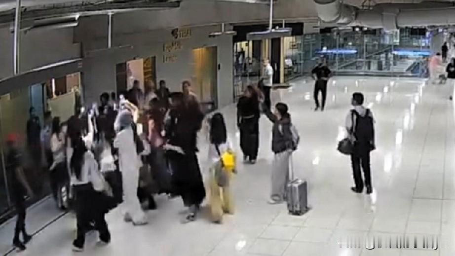 行为不检点还盛气凌人，把丢人现眼、当众出丑当作才艺展示，不仅暴露了本性，还丧失了