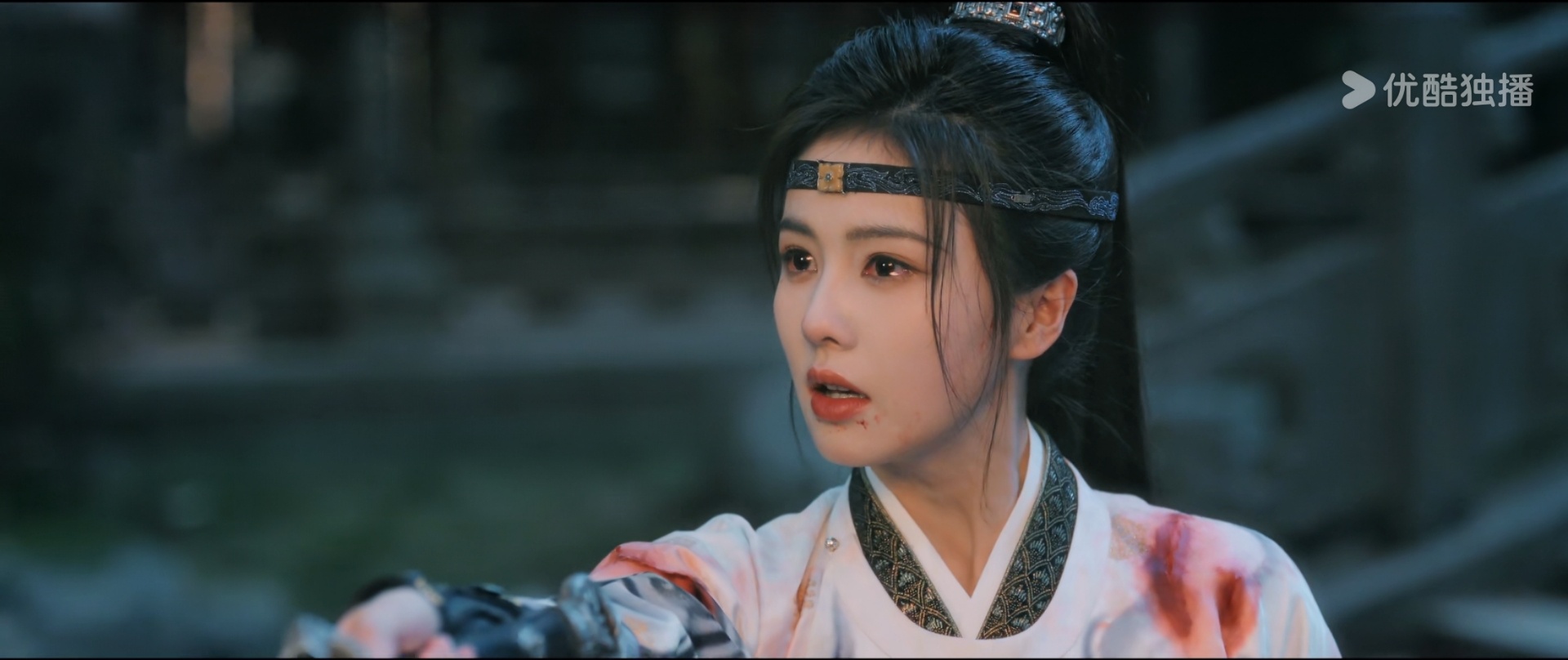 我气笑了，这跟当年你只是失去条腿，我失去的可是爱情有什么区别？白鹿你能不能让李佩