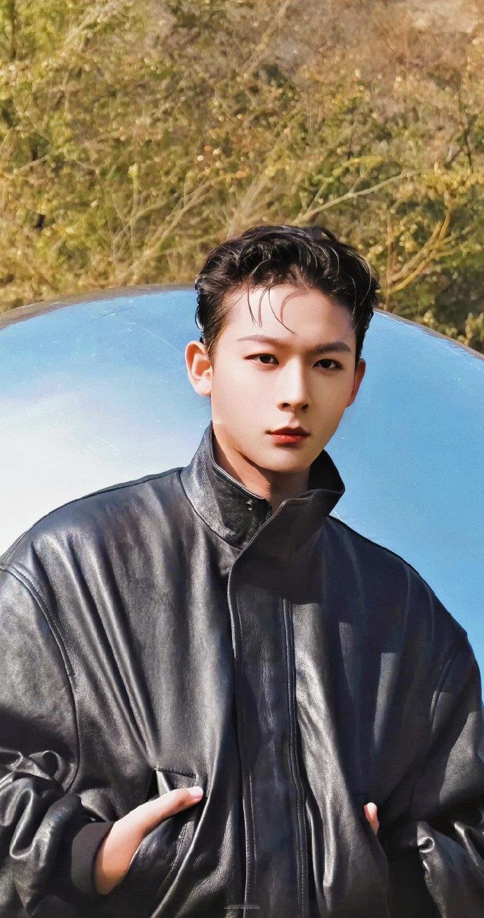 看张晚意ELLEMEN金发封面，瞬间脑补日剧男主！花少里默默扛活的他，认真打扮竟