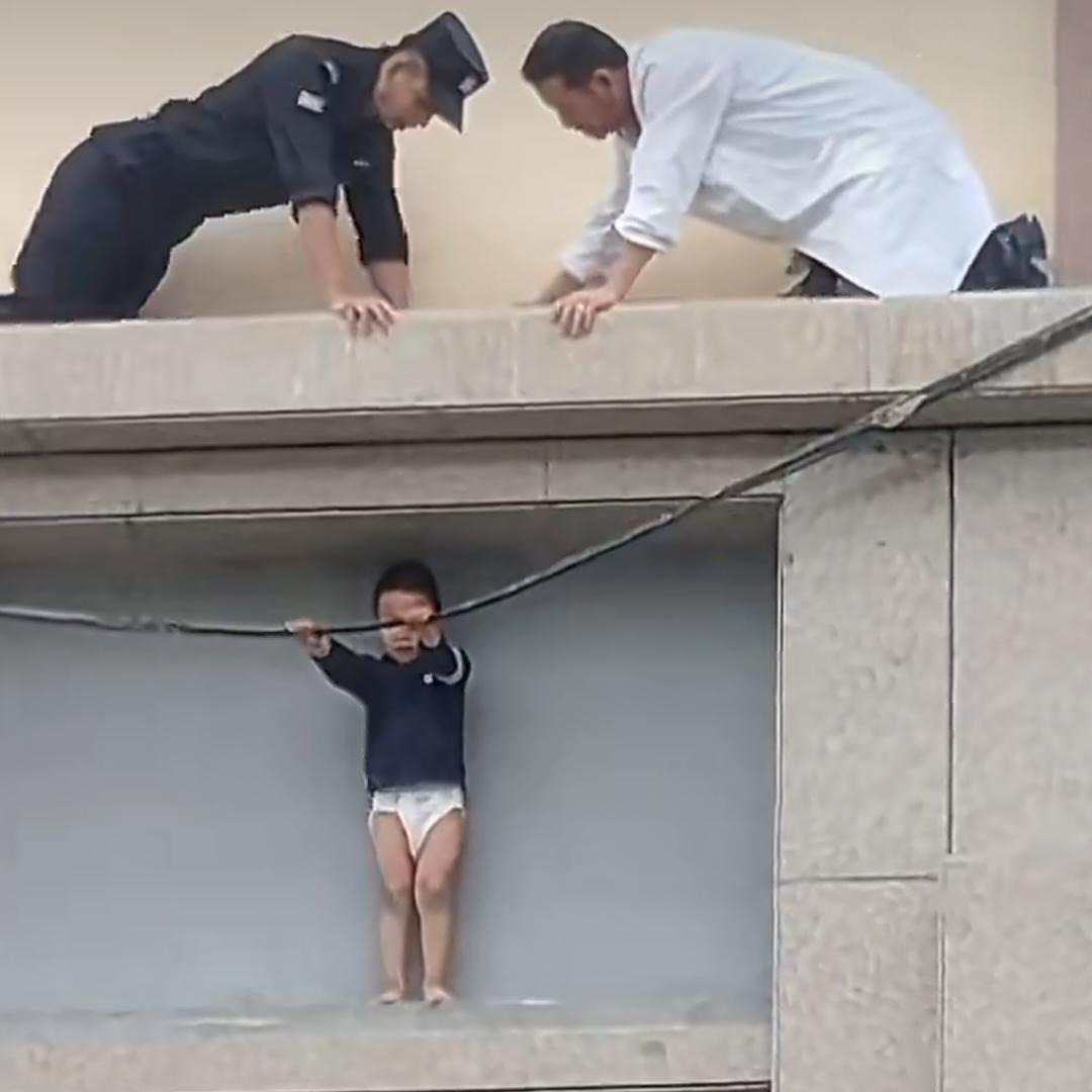 3岁萌娃翻爬到3楼外沿，民警和路人趴在楼墙沿上，上演生死救援。

甘肃张掖，一个