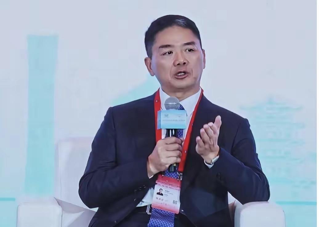 “70万一线蓝领不裁员！”
昨天，刘强东再次引起社会舆论的关注和热议。
我算术不