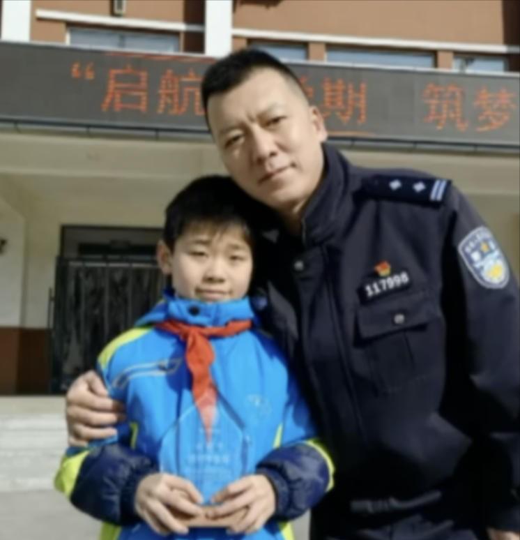 2021年，沈阳一男孩上学路上捡到26万巨款，报警找到失主后，却让对方大吃一惊：