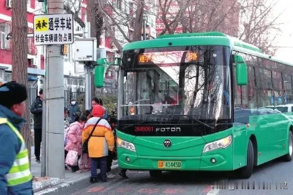 2011年6月某天下班后，小周跟往常一样在公交车站等车回家。刚上车，小周就感觉到