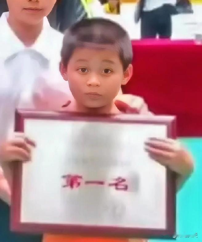 林诗栋小时候就这么有梗。拿了第一名，看这小表情，分明是喜出望外啊。白了说，就是不