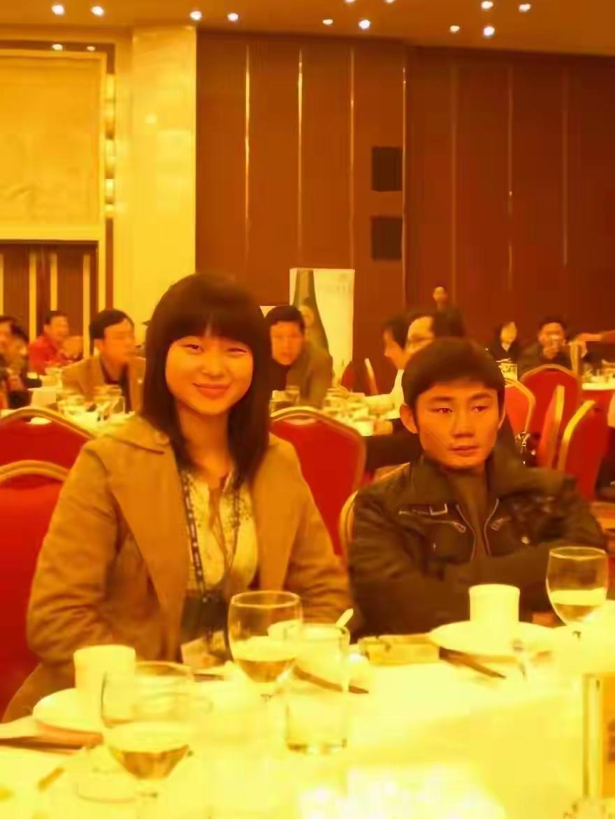 我看这张照片，
最让我触动的不是谁高谁矮，
也不是谁笑得大声，而是陈星伊那个眼神