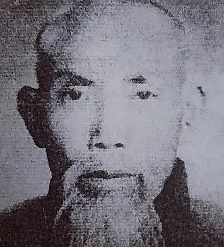 湘潭县长岭铺的老樟树根深叶茂，70岁的马晓清坐在树下的石墩上，手里攥着一块边缘磨