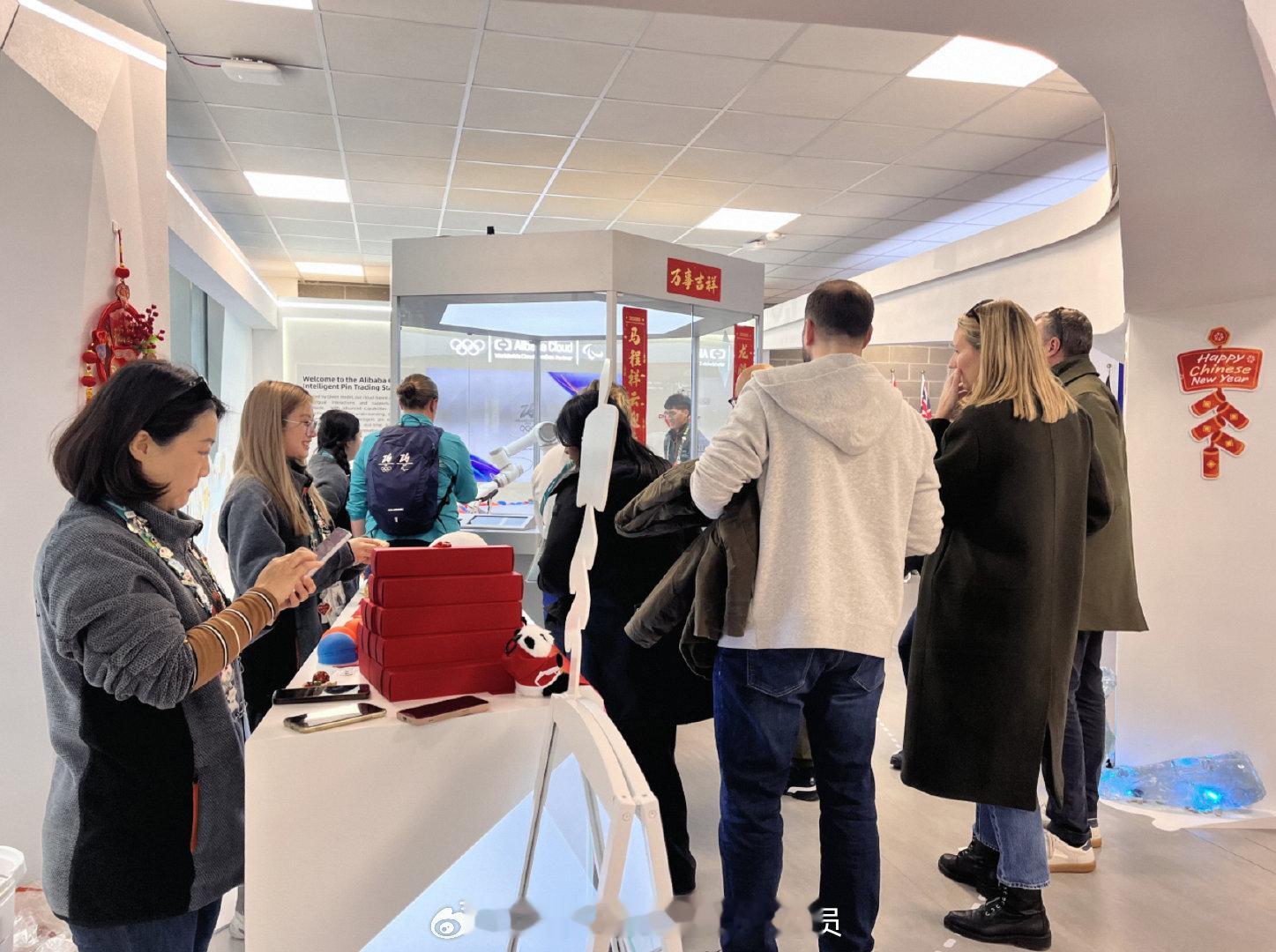 各国选手冬奥村沉浸式体验中国年，有被冬奥村的运动员小伙伴可爱到！阿里云智能徽章交