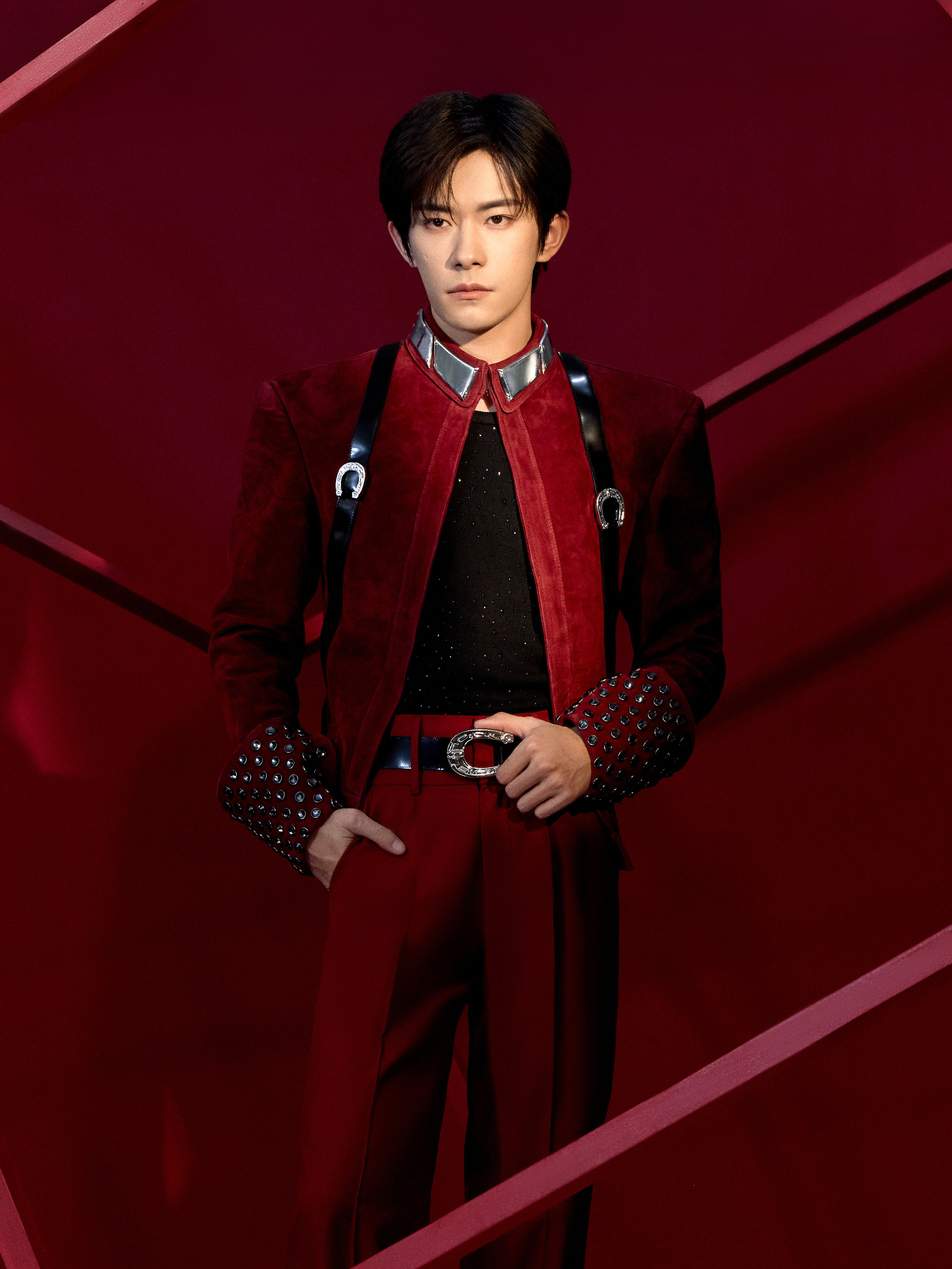 易烊千玺今日亮相2026央视总台春晚造型图集，身着Windowsen特别定制麂皮