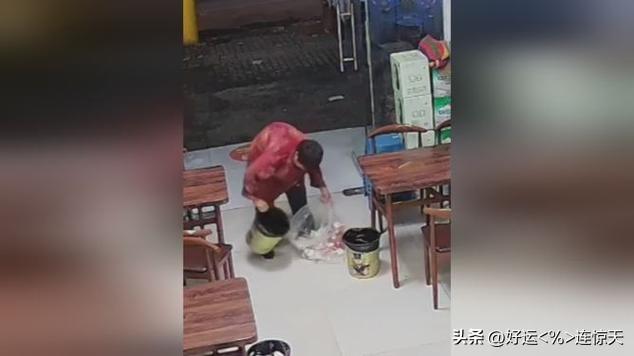 近日，安徽一餐馆老板娘随手将几个空瓶送给门外的拾荒老人，随后便出门办事。可等她回