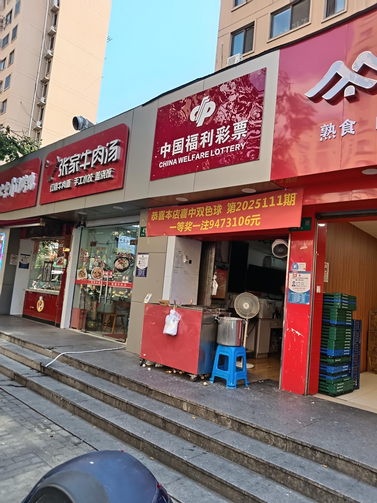 彩票大奖确实是存在的，大家就别再质疑了。
真可谓懒人有懒福，旁边这家彩票店的老板