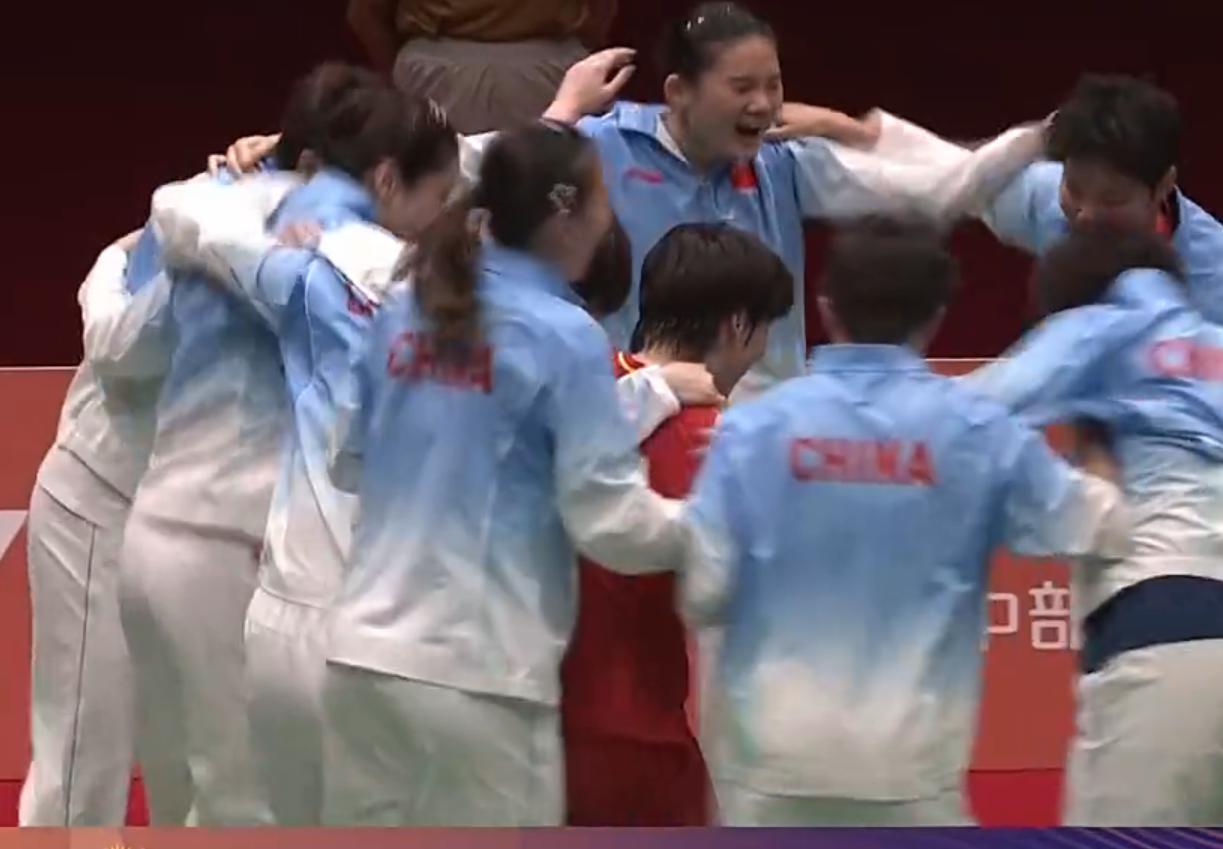 在3-0战胜日本拿到女团金牌后，国羽的姑娘非常的激动，围在一起欢呼。按理来说，亚