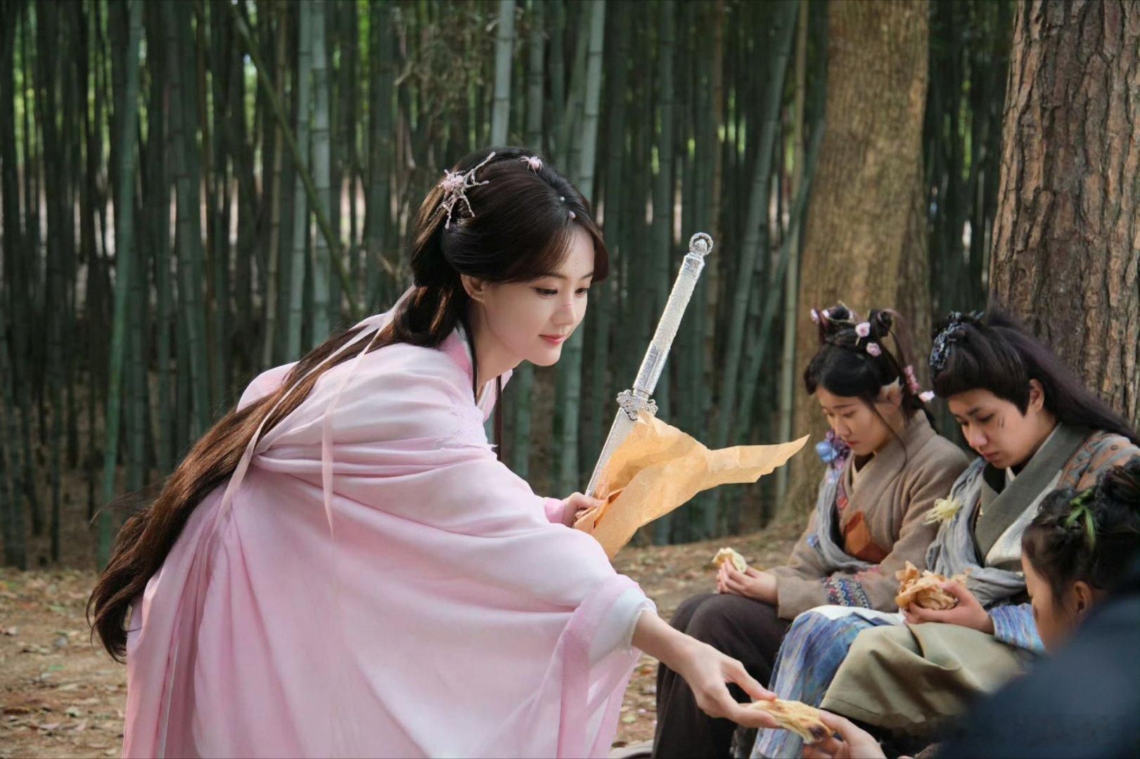 李一桐bg之光 李一桐的清瞳太戳人！追着富贵喊少爷，用蛛丝辅助、留解药，中迷雾趴