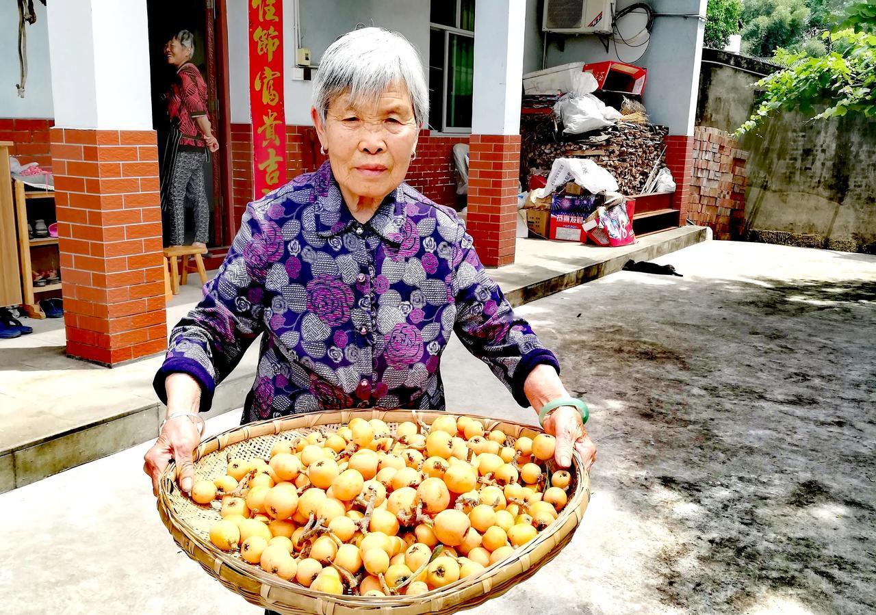 母亲针线活好
那时候
我们穿的鞋子
都是她做的
我当兵了
母亲还给我做过
几双布