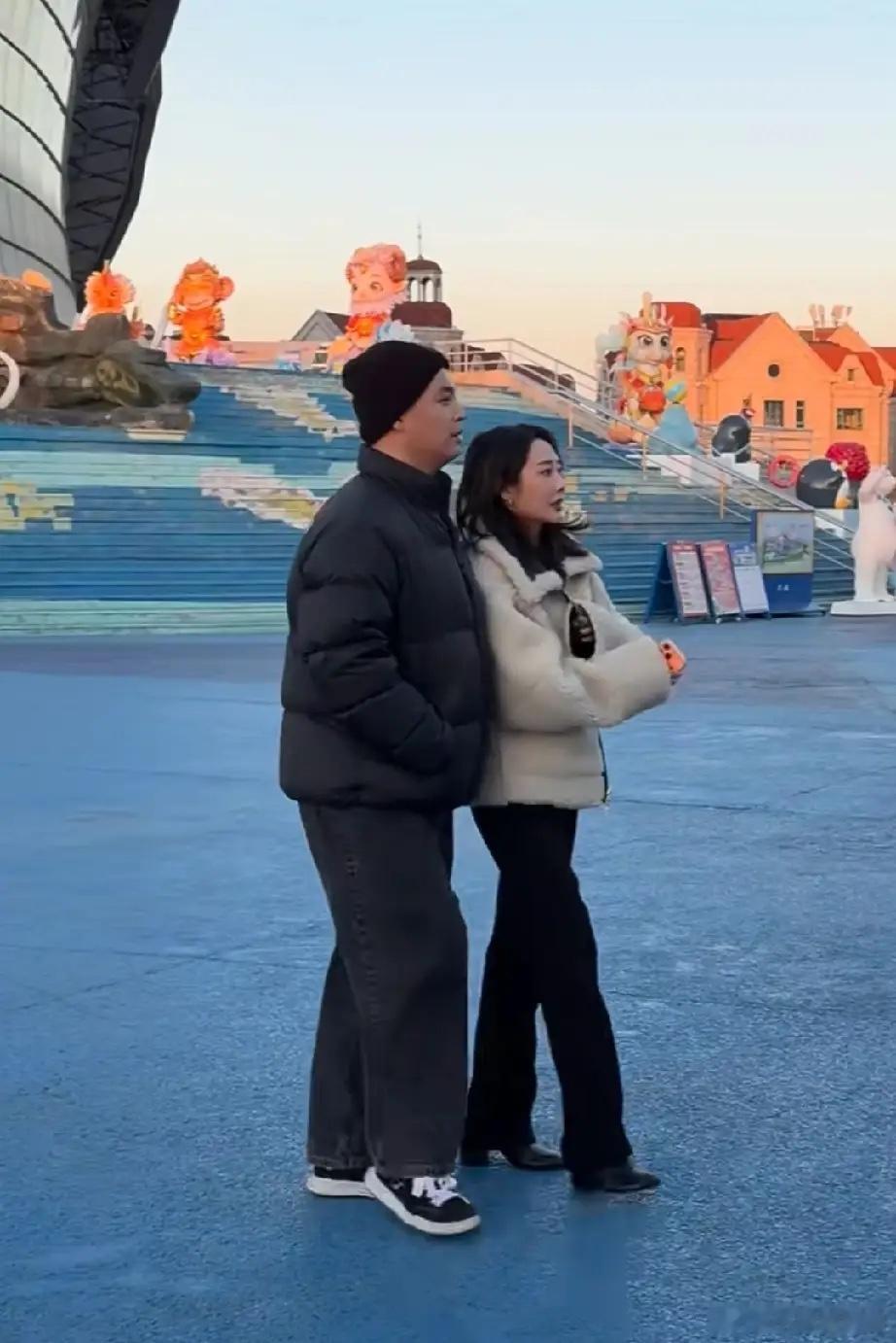 领证结婚后的李纯的马頔幸福肥了，有网友在天津海洋馆偶遇李纯夫妇，李纯私下和电视里