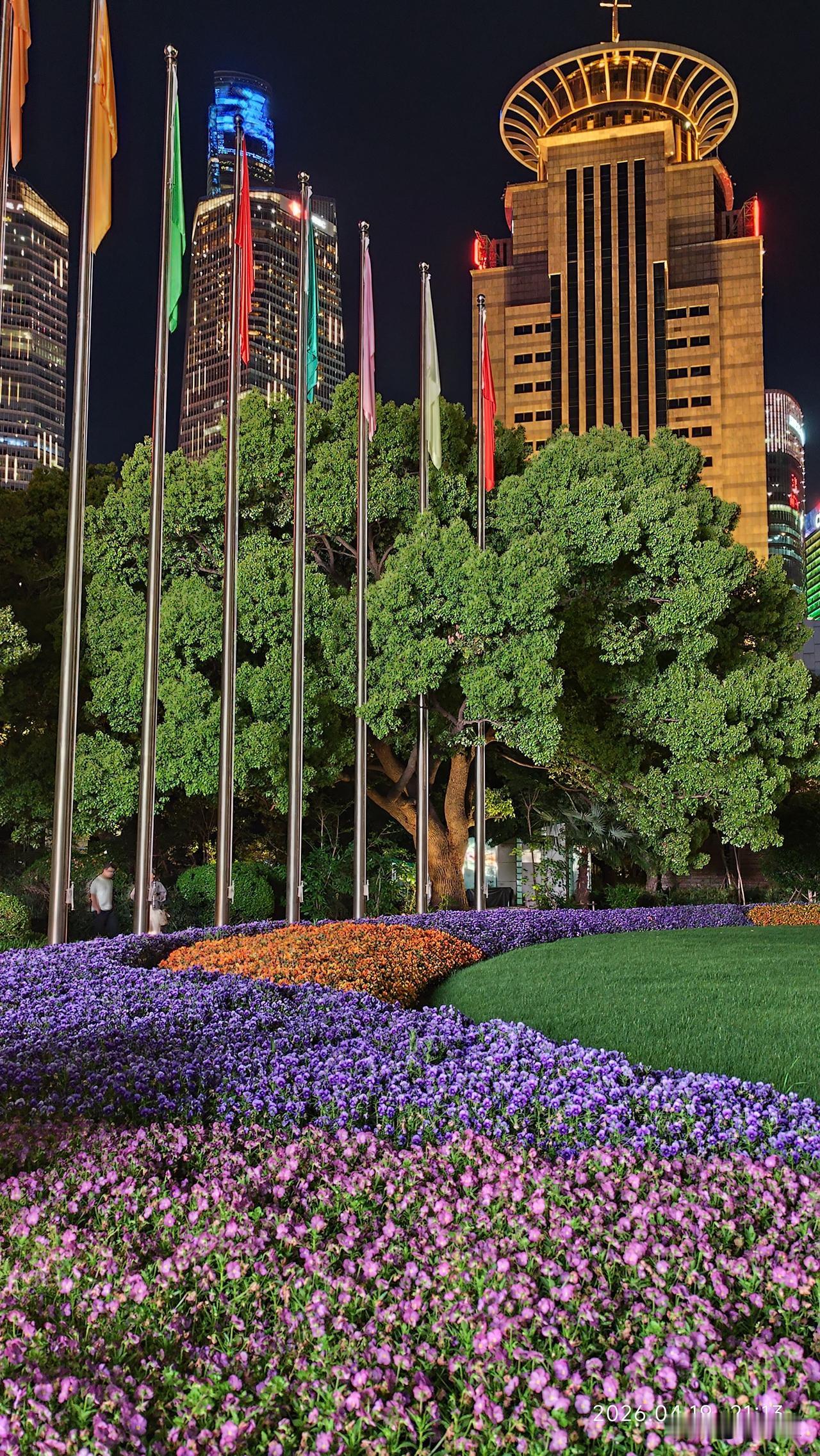 你会如何晒出春日格调？春日的上海公园繁花似绵，鸟语花香，林木郁郁葱葱，城市欣欣向
