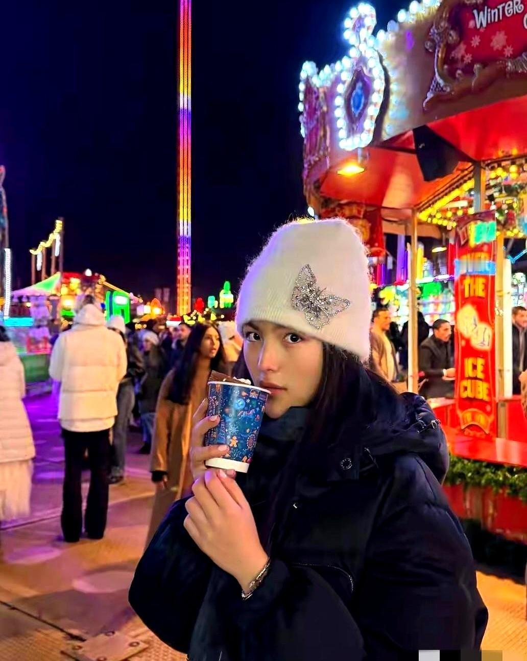 王诗龄英国近照，这一身行头可真不便宜。

最近有网友在英国碰见王诗龄了。她穿着一