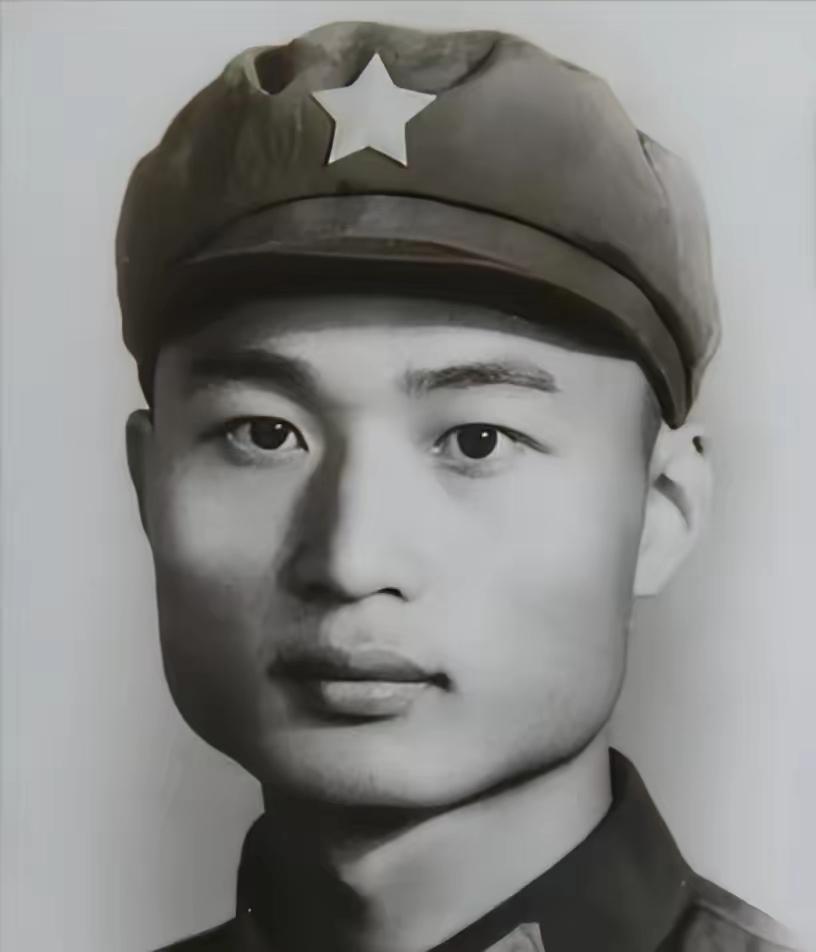 1951年，志愿军飞行员刘玉堤在返航途中，无意间发现，自己身下竟有一群黑压压的敌