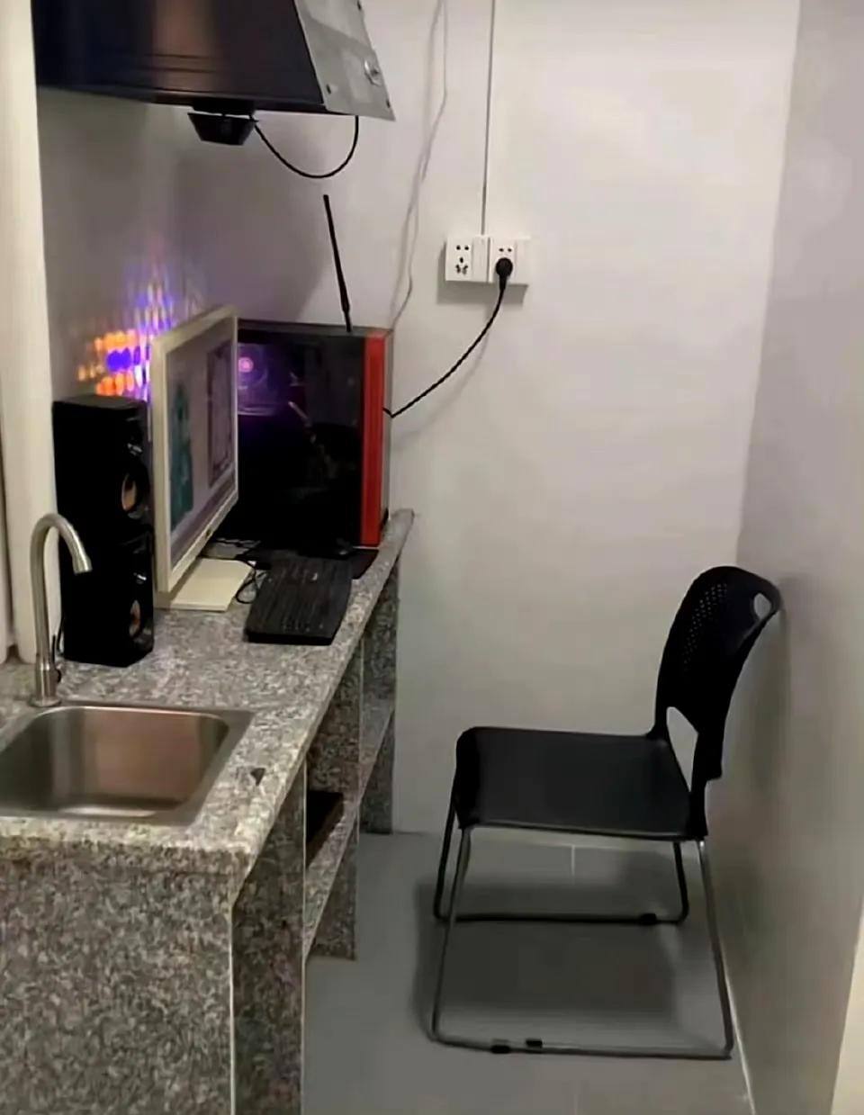 成家后的电竞青年 因为喜欢边抽烟边打游戏 所以被家中的书记，把电竞房安置到了厨房