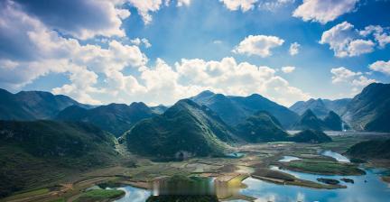 【文山八宝风景区】文山八宝风景区位于广南八宝盆地，距文山160公里，以峰丛、峰林