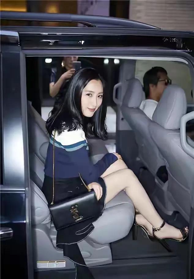 影星魅力瞬间：马苏打开车门的一瞬间，真是太美了，魅力无限。