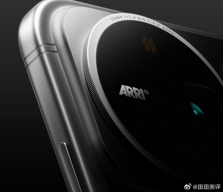 8月12日，在荣耀Robot Phone全球新品发布会上，荣耀正式官宣Magic