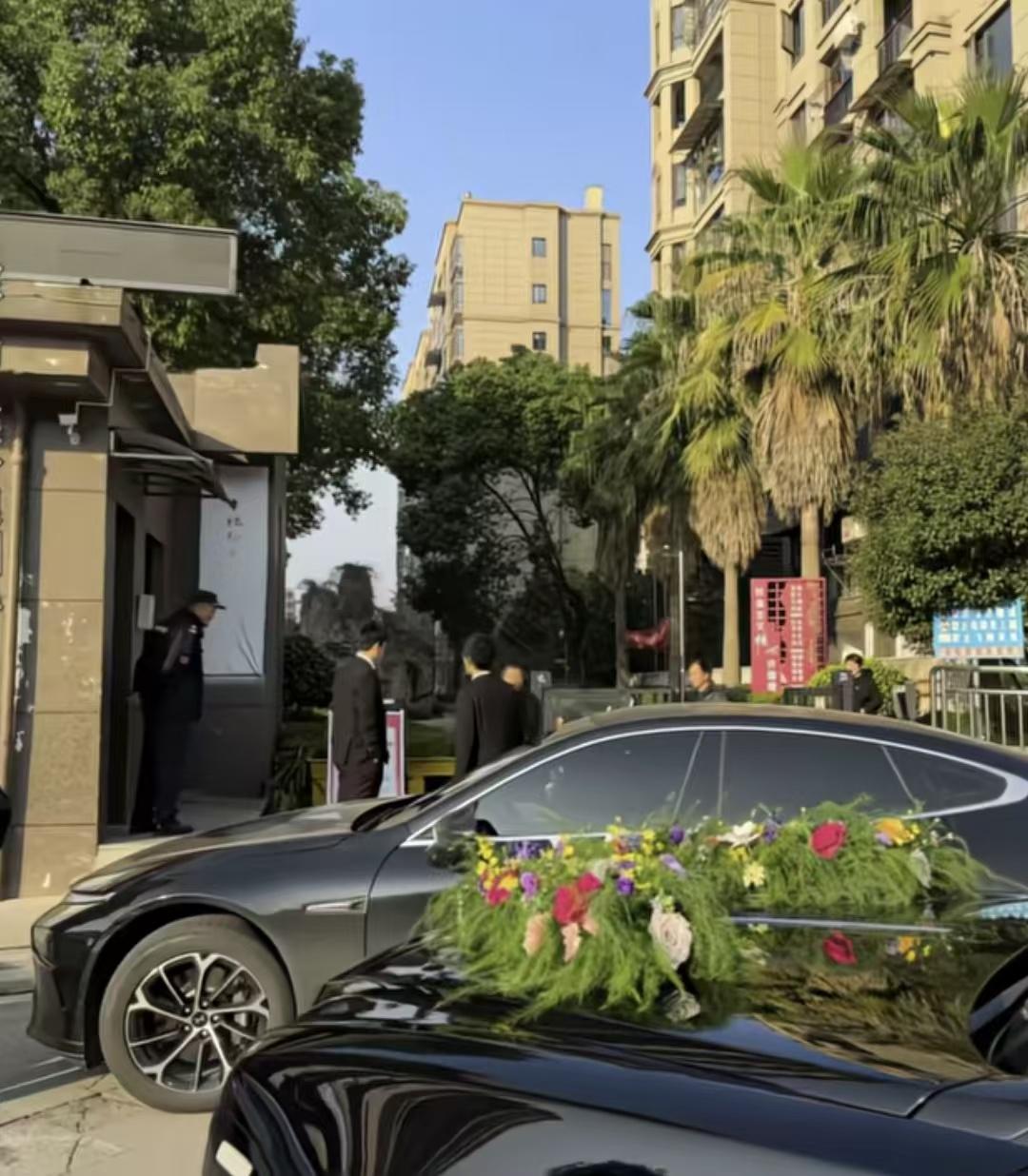 新人结婚提前给物业报备过，没想到接亲车队到了门口，物业不让进。有网友称，给保安买